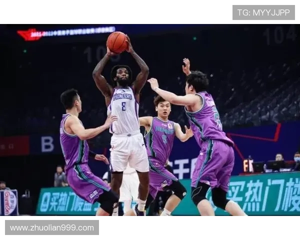 新疆广汇男篮鏖战劲敌全力冲击新赛季揭幕战胜利时刻 新疆广汇男篮鏖战劲敌全力冲击新赛季揭幕战胜利时刻